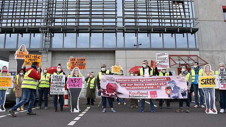 Etwa 35 Streikende hatten sich am Freitag unter Streikleitung von Verdi-Sekretär Peter König (vorne links) auf dem Gelände des Schweinfurter 'Kaufland' versammelt, um auf ihre Forderungen hinsichtlich der ins Stocken geratenen Tarifverhandlungen hinzuweisen.&nbsp;