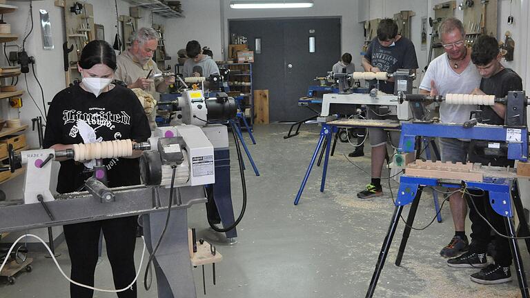 In der Werkstatt in Stockheim war beim Drechselschnupperkurs mächtig viel los.