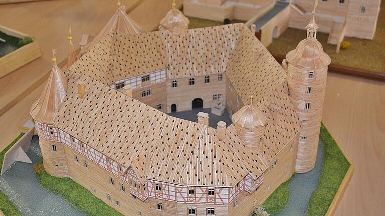 Das Wasserschloss von Irmelshausen war das erste Schloss, das Siegfried Schwinn in Miniatur nachgebaut hat. Damals noch größtenteils mit abgebrannten Streichhölzern. Das ist heute noch am Modell erkennbar. Das Wasserschloss von Irmelshausen war das erste Schloss, das Siegfried Schwinn in Miniatur nachgebaut hat. Damals noch größtenteils mit abgebrannten Streichhölzern. Das ist heute noch am Modell erkennbar.