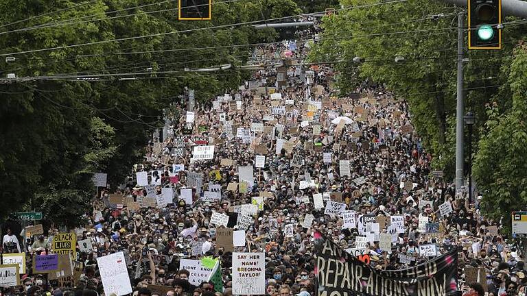 Demonstranten in Seattle gedenken dem Ende der Sklaverei in den USA. Foto: Ted S. Warren/AP/dpa       -  Überall in den USA begehen Menschen am 19. Juni 'Juneteenth' - den Gedenktag zum Ende der Sklaverei.