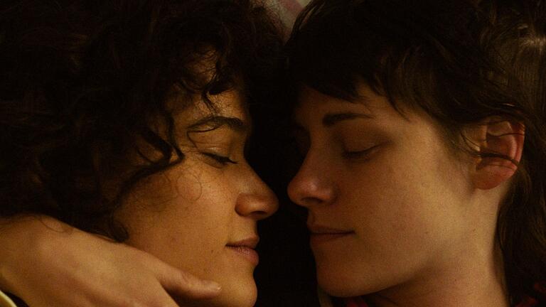 Filmszene aus 'Love Lies Bleeding'       -  Katy O'Brian (l) und Kristen Stewart spielen ein stürmisches Liebespaar.