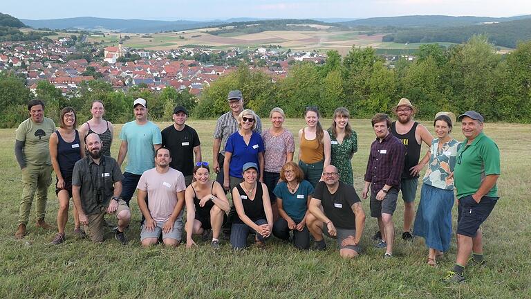 Das Brommi-Team plus Vertreter der Geldgeber und externe Expertinnen waren auch am Dünsberg oberhalb von Oberelsbach.