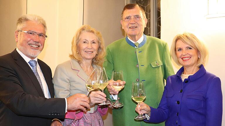 Empfang im Iphöfer Rathaus zum 80. Geburtstag von Ehrenbürger Baldwin Knauf. Mit im Bild (von links) der damalige Bürgermeister Josef Mend, Inge Knauf und Landrätin Tamara Bischof.