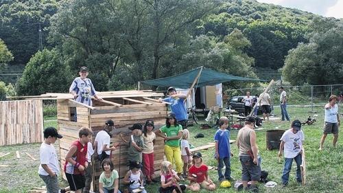 Sägen, schrauben und nageln: Ferienkinder bauten ein Hüttendorf am Bolzplatz im Gemündener Osten am Radweg.