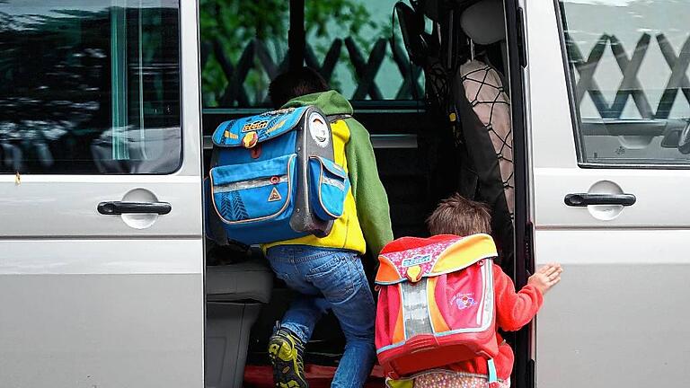 Elterntaxi zur Schule       -  Schulkinder steigen in ein privates Fahrzeug. &bdquo;Eltern, lasst die Kinder wieder zu Fuß gehen!&ldquo; lautet hingegen der Aufruf des Deutschen Kinderhilfswerks und des ökologischen Verkehrsclubs. Auch Schulamtsdirektor Norbert Zwicker würde sich wünschen, dass die Schüler wieder gemeinsam den Schulweg meistern.