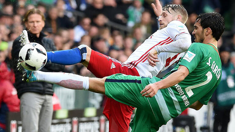 Werder Bremen - Hamburger SV       -  Bremens Santiago Garcia (r) kämpft gegen den Hamburger Aaron Hunt um den Ball. Foto: Carmen Jaspersen