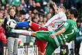 Werder Bremen - Hamburger SV       -  Bremens Santiago Garcia (r) kämpft gegen den Hamburger Aaron Hunt um den Ball. Foto: Carmen Jaspersen