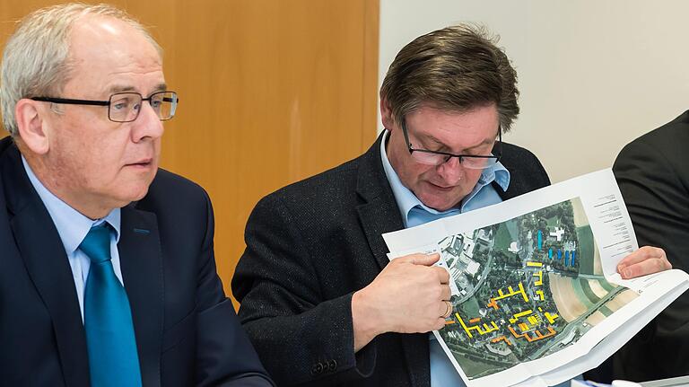 Alles kompakt an einem Ort: Staatssekretär Gerhard Eck (rechts) und Regierungspräsident Eugen Ehmann informieren über den bevorstehenden Umzug der Ankereinrichtung in die Conn Barracks.