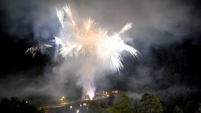 Hunderte Besucher bewunderten das Musikfeuerwerk am Sonntagabend.