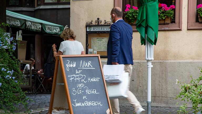 Eingang zu einem Restaurant in Würzburg: Die Kontrolle der 3G-Regeln bedeutet für die Würzburger Gastronomie einen erheblichen Mehraufwand.