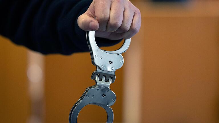 Nach vier Wochen kam eine der vier Festgenommenen im Entführungsfall von Karlstadt frei. Nun ist die 38-Jährige untergetaucht und wird erneut von der Polizei gesucht. (Symbolbild)