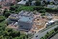 Die Baustelle des Kitzinger Staatsarchivs, aufgenommen im August 2024 mit der Drohne. Das Gebäude soll später von einem Bildungspark umgeben werden. Entwürfe dazu wurden im Kitzinger Stadtrat vorgestellt.
