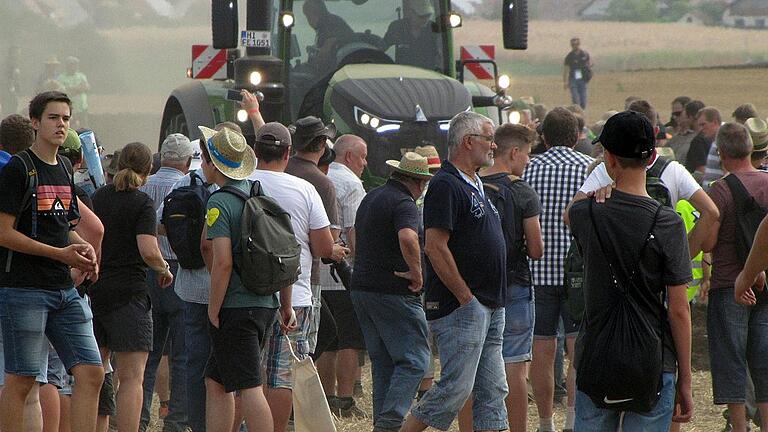 Immer wieder sind beim Feldtag in Wadenbrunn Traktor-, Mähdrescher- und andere Landmaschinengiganten zu bewundern. Immer wieder sind beim Feldtag in Wadenbrunn Traktor-, Mähdrescher- und andere Landmaschinengiganten zu bewundern.