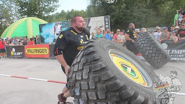 Beim Strongman-Wettbewerb muss man beim Wheel Flip 370 Kilogramm schwere Lkw-Reifen auf einer 20 Meter langen Strecke immer wieder um 180 Grad drehen. Der Holzhäuser Sebastian Kraus (links) ist in dieser Teildisziplin einer der Besten Deutschlands.