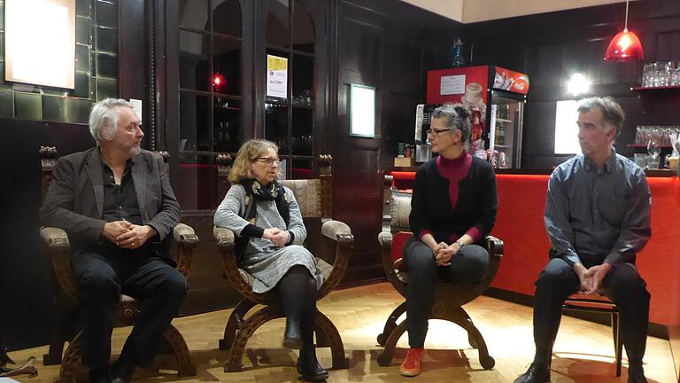 Ingo Pfeiffer (rechts) legte mit Textausschnitten aus Hans Falladas Roman 'Der Trinker' die literarische Basis für die Diskussion mit Suchtberaterin Ilse Bieniek (2. von links), Anne Maar und Sebastian Worch.Gerhild Ahnert       -  Ingo Pfeiffer (rechts) legte mit Textausschnitten aus Hans Falladas Roman 'Der Trinker' die literarische Basis für die Diskussion mit Suchtberaterin Ilse Bieniek (2. von links), Anne Maar und Sebastian Worch.Gerhild Ahnert