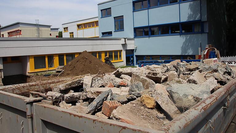 Wird das Areal von Grund und Mittelschule bald Großbaustelle oder kommen die Schulen – zusammen oder räumlich getrennt – an einen anderen Standort? Der Stadtrat legte sich noch nicht fest. Das Bild entstand 2016 beim Ausbau des Lehrerzimmers für die Mittelschule. Wird das Areal von Grund und Mittelschule bald Großbaustelle oder kommen die Schulen – zusammen oder räumlich getrennt – an einen anderen Standort? Der Stadtrat legte sich noch nicht fest. Das Bild entstand 2016 beim Ausbau des Lehrerzimmers für die Mittelschule.