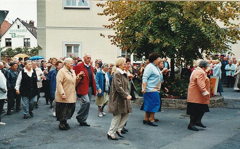 Im Jahreskalender des Seniorentanzkreises Astheim hat der Tag der offenen Höfe im Oktober einen besonderen Stellenwert. Fröhlich und beschwingt tanzt man dabei mit befreundeten Tanzkreisen seit Jahren um die Astheimer Dorflinde. Im Jahreskalender des Seniorentanzkreises Astheim hat der Tag der offenen Höfe im Oktober einen besonderen Stellenwert. Fröhlich und beschwingt tanzt man dabei mit befreundeten Tanzkreisen seit Jahren um die Astheimer Dorflinde.