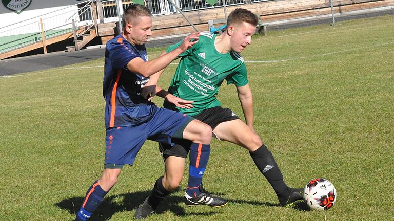 Als Tabellenführer überwintert Titelfavorit TSV Ostheim (rechts David Bohne) in der A-Klasse Rhön 3. Aber auch die SG Eußenhausen/Mühlfeld (links André Schneider) hat den Aufstieg noch nicht abgeschrieben.