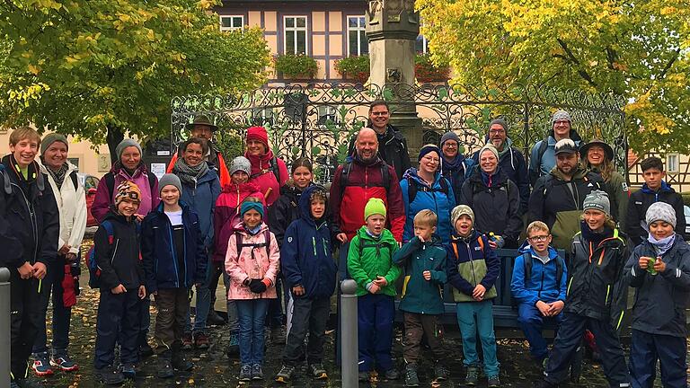 Der Naturpark Haßberge ist seit diesen Herbst Mitglied im bundesweiten Bildungsprogramm „Junior Ranger“ der Nationalen Naturlandschaften. Das Foto zeigt einen Großteil der Kinder beim einem Ausflug nach Königsberg und Altenstein Der Naturpark Haßberge ist seit diesen Herbst Mitglied im bundesweiten Bildungsprogramm „Junior Ranger“ der Nationalen Naturlandschaften. Das Foto zeigt einen Großteil der Kinder beim einem Ausflug nach Königsberg und Altenstein