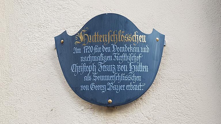 Ein Schild erinnert heute an die Geschichte des Huttenschlösschens. Ein Schild erinnert heute an die Geschichte des Huttenschlösschens.
