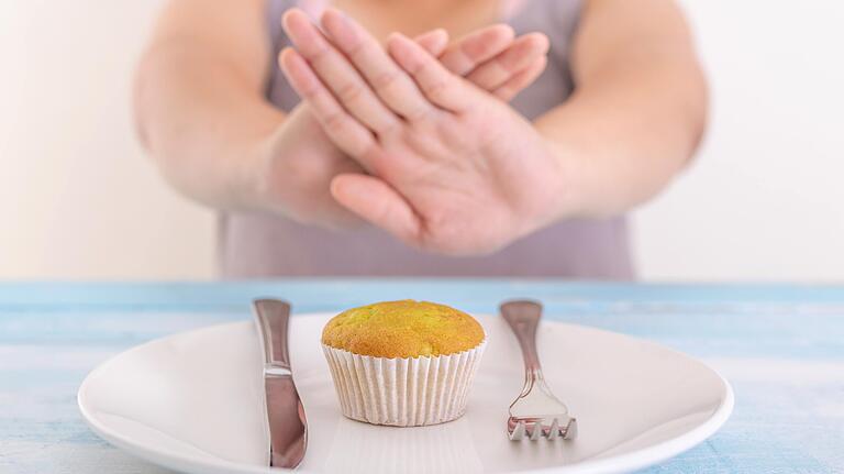 Beim Intervallfasten sollte Kuchen tabu sein. Besser sind kohlenhydratarme und eiweißreiche Lebensmittel.