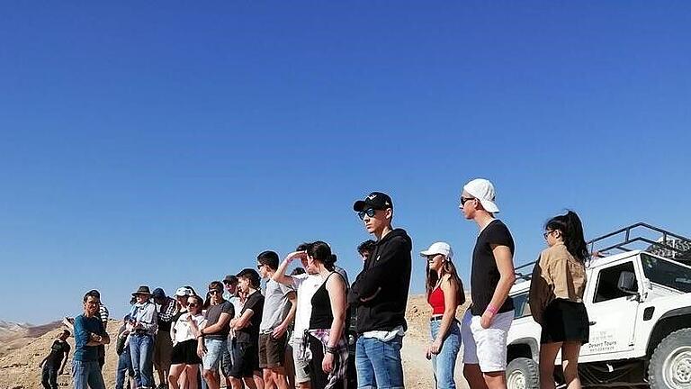 Rund um den Friedenslauf in Israel plant der Landkreis Bad Kissingen vom 1. bis zum 9. Februar 2022 wieder eine Israelfahrt. Das Foto zeigt die Bad Kissinger Reisegruppe 2019 auf ihrer Wüstentour.       -  Rund um den Friedenslauf in Israel plant der Landkreis Bad Kissingen vom 1. bis zum 9. Februar 2022 wieder eine Israelfahrt. Das Foto zeigt die Bad Kissinger Reisegruppe 2019 auf ihrer Wüstentour.