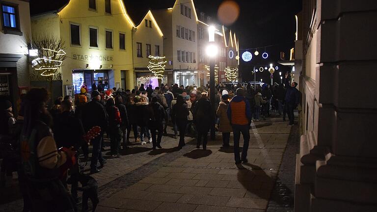 Die unangemeldeten Versammlungen, hier ein Archivbild vom Beginn der Corona-Proteste,&nbsp; gehen in Bad Neustadt weiter.&nbsp;