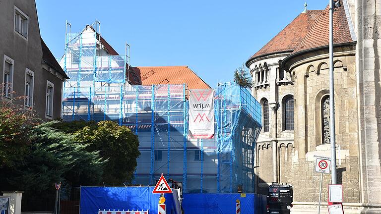 Anton Niedermeier-Platz 5, eine historische Adresse in Schweinfurt, gleich neben der Heilig-Geist-Kirche. Der Rest des 'Alten Spitals' ist eines der ältesten Gebäude der Stadt. Jetzt wurde Richtfest gefeiert. Im Laufe des kommenden Jahres sollen fünf Wohnungen und zwei Gewerbeeinheiten darin bezugsfertig sein.