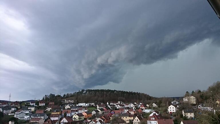 Gewitterwolken ziehen über Reiterswiesen. - Gewitterwolken ziehen über Reiterswiesen. Gewitterwolken ziehen über Reiterswiesen. - Gewitterwolken ziehen über Reiterswiesen.