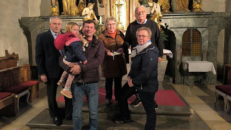 Auf dem Foto übergeben die Initiatoren (von rechts) Birgit Pfister und Karl Weißenberger vom Kulturcafe das Geld an die Kirchengemeinde vertreten durch Maria Voit, Martin und Minna Kamm und Reinhold Klug.