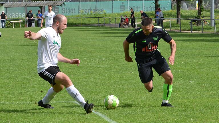 Brachte die DJK Schweinfurt im Spiel gegen den SV Sömmersdorf/Obbach/Geldersheim (links Nick Lechner) in Führung und mit seinem zweiten Treffer zum 4:1-Endstand zum Heimsieg:&nbsp; Alessandro Miano.