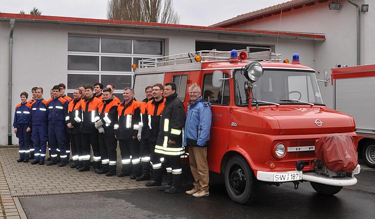 1984 freute sich die Feuerwehr Obereuerheim über die Anschaffung eines Opel Blitz. Vor das alte Feuerwehrfahrzeug positionierten sich 32 Jahre später, bei der Segnung des Nachfolgefahrzeuges am neuen Feuerwehrhaus, die aktive Wehr, Jungendfeuerwehr und Bürgermeister Ewald Vögler.