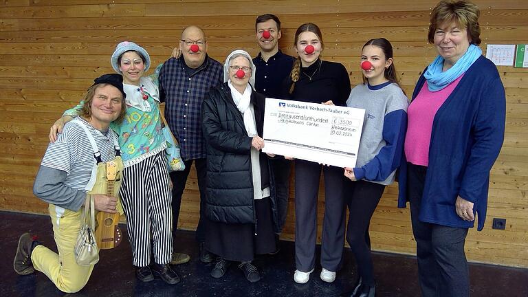 Die Klinik-Clowns gemeinsam mit Vertretern der Freunde und Förderer des Caritas-Krankenhauses sowie der SMV des Gymnasiums und Schulleiterin Christiane Ballas-Mahler.