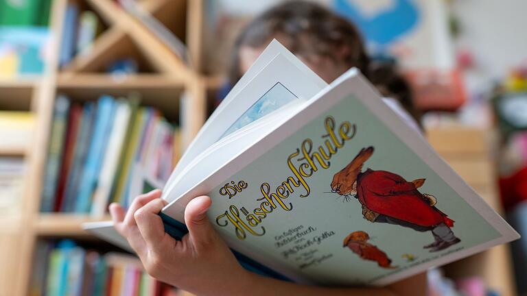 Kinderbuchklassiker „Häschenschule“ wird 100 - Schöne Verse und liebevolle Zeichnungen: Das Kinderbuch „Die Häschenschule” hat Generationen von Kindern begleitet. Kinderbuchklassiker „Häschenschule“ wird 100 - Schöne Verse und liebevolle Zeichnungen: Das Kinderbuch „Die Häschenschule” hat Generationen von Kindern begleitet.