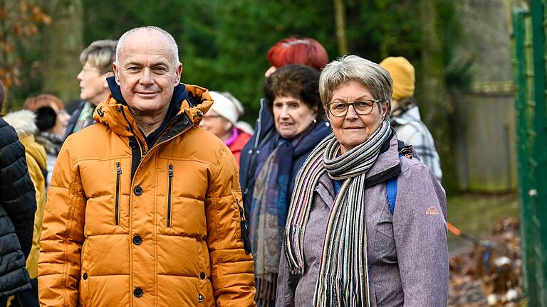 Peter Müller und Thea Rudloff leiten die Gruppe am Hochfeld als Pate und Patin an. Sie wählen die Strecke aus und achten darauf, dass niemand zurückbleibt. Peter Müller und Thea Rudloff leiten die Gruppe am Hochfeld als Pate und Patin an. Sie wählen die Strecke aus und achten darauf, dass niemand zurückbleibt.