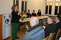 Lesung aus Erinnerungen an die letzten Kriegstage in Baldersheim (von links): MdL Kerstin Celina, Emely Deppisch, Emma Metzger, Raffaela Deppisch, Annika Derks und&nbsp; Jakob Nestmeier (verdeckt).