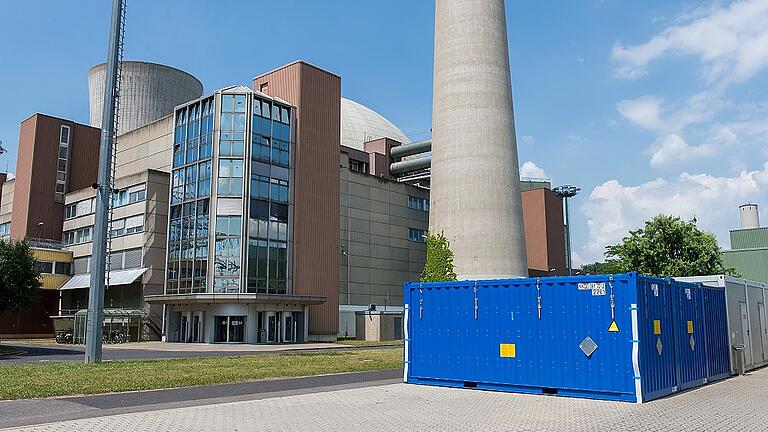 KKG-Rückbau: Die Kühltürme fallen erst nach 2033       -  Blick auf den Kontrollbereich des KKG: Im kugelförmigen Reaktorgebäude und den angrenzenden zwei Gebäuden rechts läuft der zentrale Teil des Rückbaus. Also dort, wo Material mit Radioaktivität in Berührung kommen konnte.