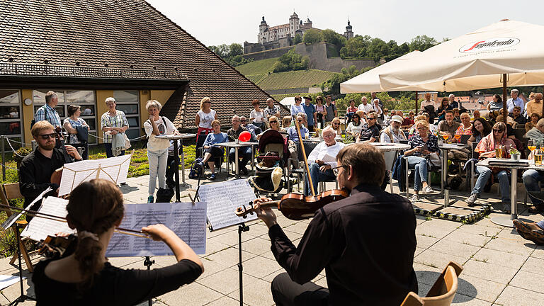 Mozart über den Dächern von Würzburg: Auch auf der Wöhrl-Dachterrasse mit Festungsblick wurde musiziert.