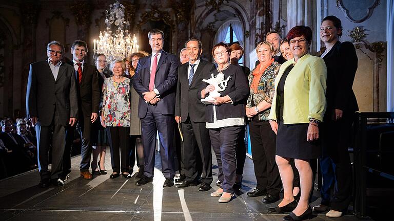 Mai 2017: Rosemarie Schotte mit dem 'Heimatpreis Unterfranken' in der Hand, daneben unter Anderem Markus Söder (Mitte, rote Krawatte) im Kaisersaal der Residenz in Würzburg.