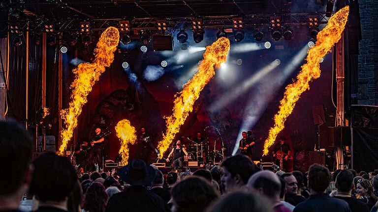 Vorglühen für Stahlzeit? Saltario Mortis spielte am Freitagabend beim Rösler-Open-Air auf Schloss Eyrichshof und brachte dabei auch Pyrotechnik zum Einsatz. Vorglühen für Stahlzeit? Saltario Mortis spielte am Freitagabend beim Rösler-Open-Air auf Schloss Eyrichshof und brachte dabei auch Pyrotechnik zum Einsatz.