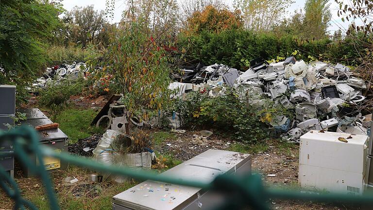 Auf einem Gartengrundstück im Kitzinger Stadtteil Etwashausen lagern haufenweise&nbsp; ausgeschlachtete Elektrogeräte.