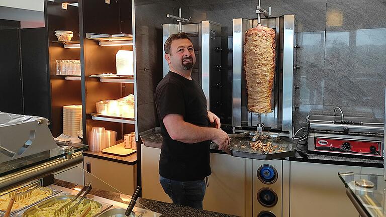 Mehmet Ali Duymaz hat sein Hobby zum Beruf gemacht und im November ein neues Dönerhaus im Eberner Gewerbegebiet Sandhof eröffnet. Mehmet Ali Duymaz hat sein Hobby zum Beruf gemacht und im November ein neues Dönerhaus im Eberner Gewerbegebiet Sandhof eröffnet.