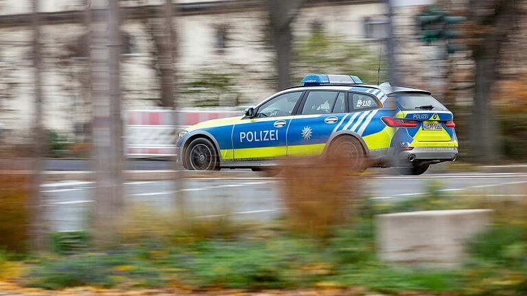 Ein 12-jähriger Junge wurde bei einem Unfall in Werneck (Landkreis Schweinfurt) schwer verletzt. Er musste notoperier werden, befindet sich aber inzwischen auf dem Weg der Besserung. Ein 12-jähriger Junge wurde bei einem Unfall in Werneck (Landkreis Schweinfurt) schwer verletzt. Er musste notoperier werden, befindet sich aber inzwischen auf dem Weg der Besserung.