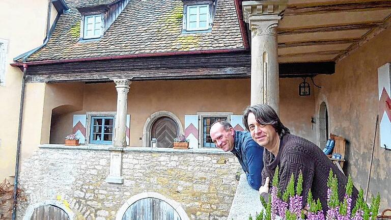 Von der Galerie haben die Besitzer einen schönen Blick in den romantischen Innenhof.