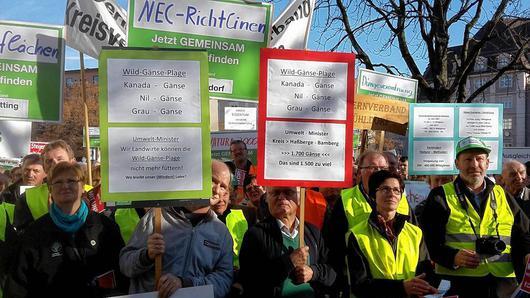 Zum Start der Umweltministerkonferenz demonstrierten vergangene Woche in Augsburg etwa 2500 Landwirte aus Bayern &ndash; darunter über 100 Teilnehmer aus den Landkreisen Haßberge und Schweinfurt &ndash; gegen neue Auflagen und Verordnungen. Die Bauern machten aber auch auf lokale Probleme aufmerksam, wie die Gänseplage im Maintal oder die Diskussion um den Steigerwald.