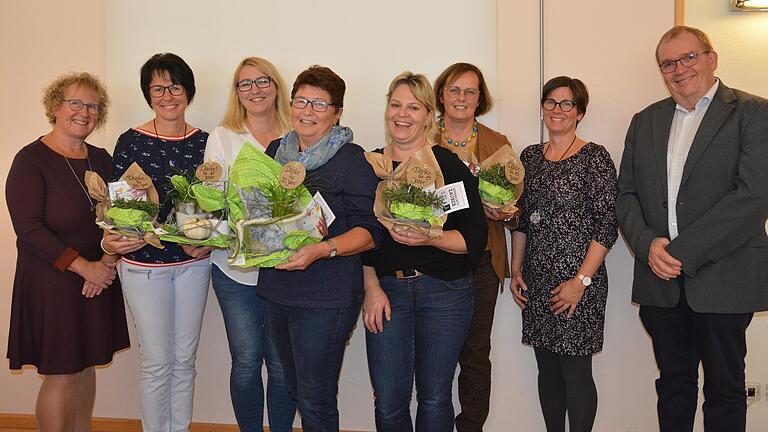 Bei der Generalversammlung des Frauenbundes gab es Ehrungen für langjährige Mitgliedschaft. (Von links) Vorsitzende Christine Gütling, Alexandra Beutel, Susanne Eisenmann, Irene Dietz, Monika Schneider, die Vorsitzenden Karin Manger und Daniela Götz sowie Bürgermeister Ansgar Zimmer.