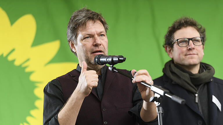 Robert Habeck am unteren Markt       -  Der Bundesvorsitzende der Grünen Robert Habeck besucht am Samstag (01.02.20) eine Wahlkampfveranstaltung der Grünen am Unteren Markt in Würzburg. Um die 500 Menschen sind auf den Marktplatz gekommen, um Habecks Rede zu verfolgen.