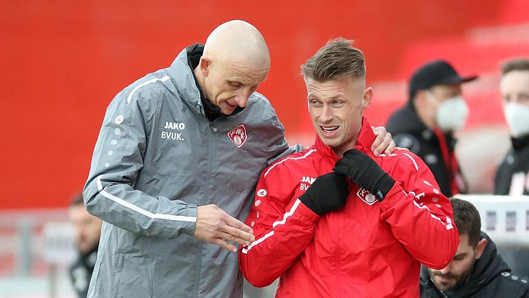 Comeback: Marvin Pourié (rechts) vor seiner Einwechslung mit Trainer Ralf Santelli.