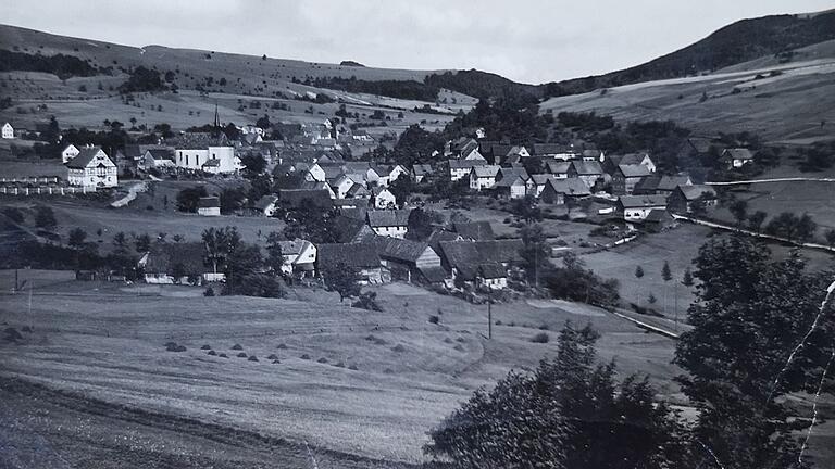 Das Bild zeigt Oberweißenbrunn noch mit der alten kleinen Kirche. In der Chronik, die Ende des Jahres herauskommen soll, wird die Geschichte des Dorfes ausführlich dargelegt.