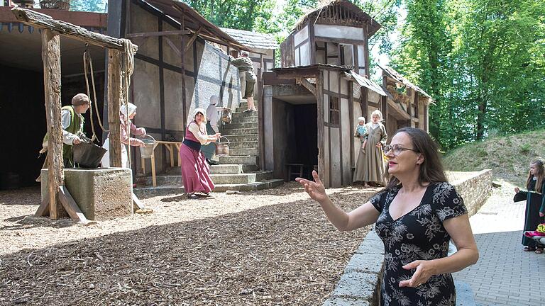 Regisseurin Silvia Kirchhof gibt Anweisungen bei den Proben zu Robin Hood auf der Sömmersdorfer Freilichtbühne.&nbsp;